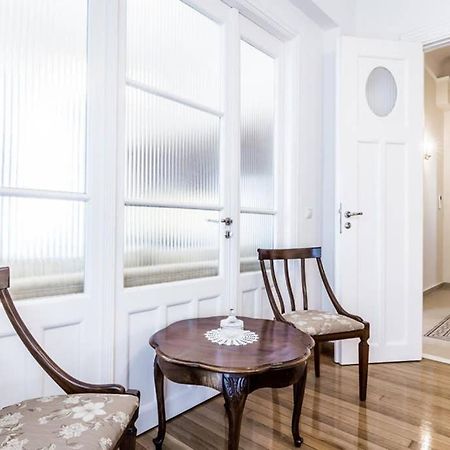 Neoclassical Apartment With 3 Bedrooms In ピレウス エクステリア 写真