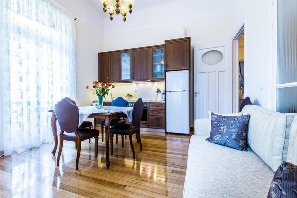 Neoclassical Apartment With 3 Bedrooms In ピレウス エクステリア 写真