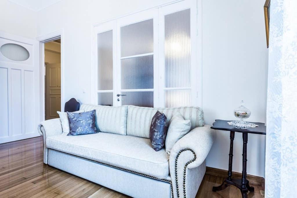 Neoclassical Apartment With 3 Bedrooms In ピレウス エクステリア 写真