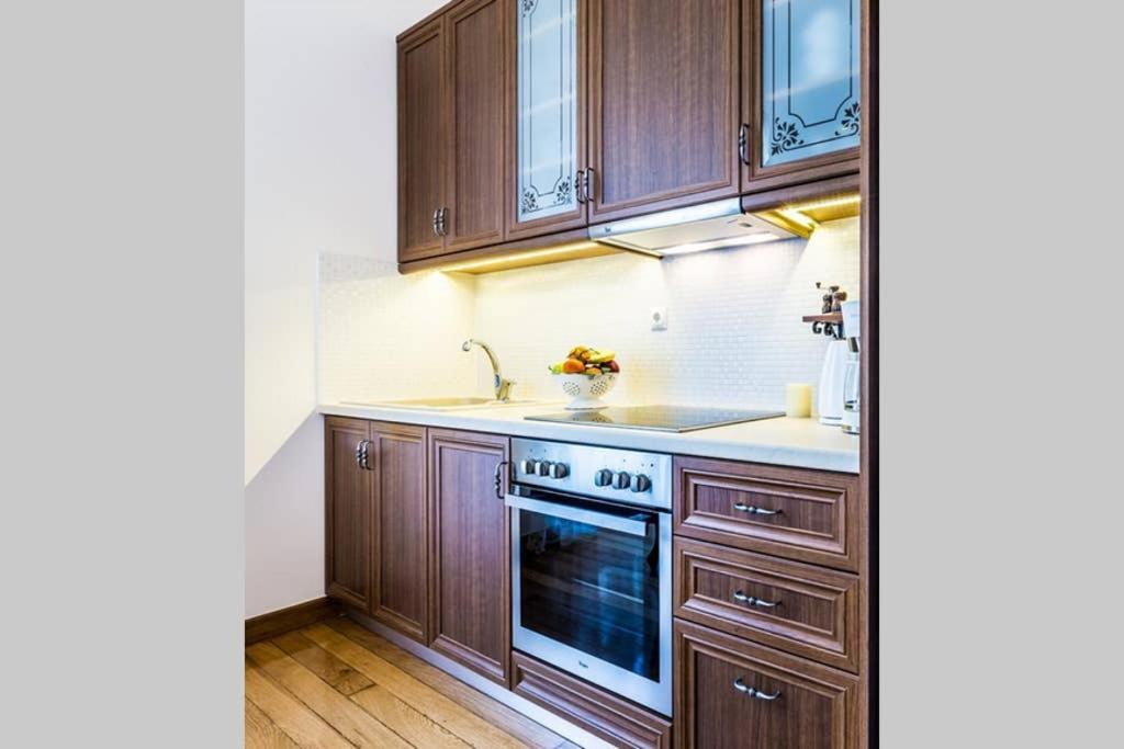 Neoclassical Apartment With 3 Bedrooms In ピレウス エクステリア 写真