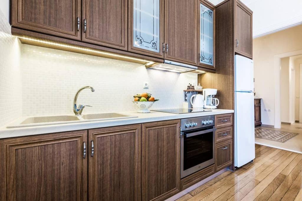 Neoclassical Apartment With 3 Bedrooms In ピレウス エクステリア 写真