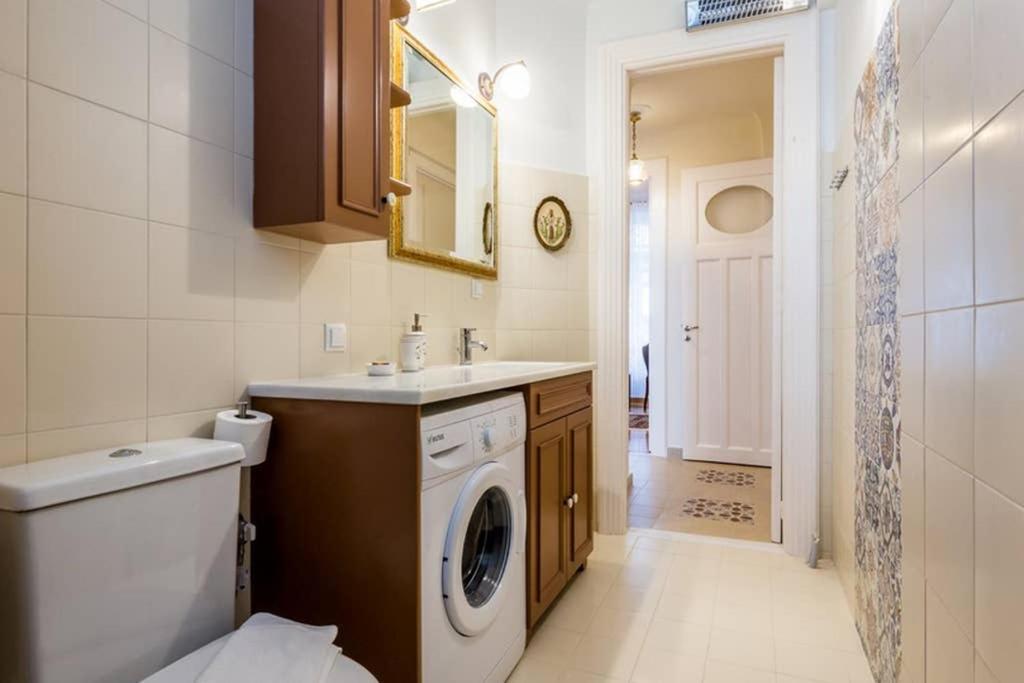 Neoclassical Apartment With 3 Bedrooms In ピレウス エクステリア 写真