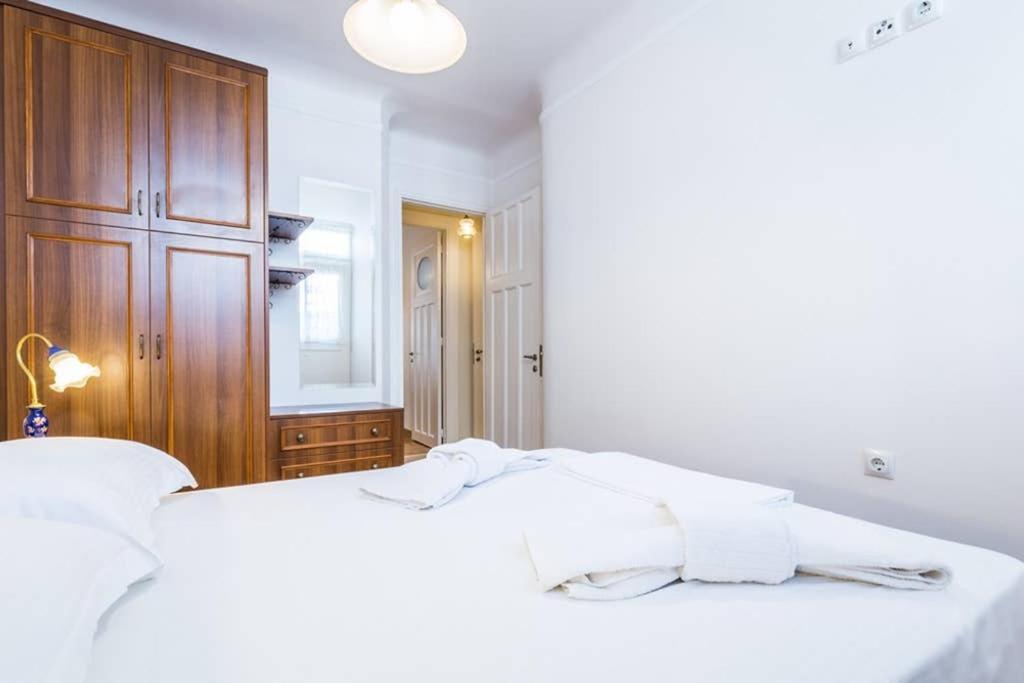 Neoclassical Apartment With 3 Bedrooms In ピレウス エクステリア 写真