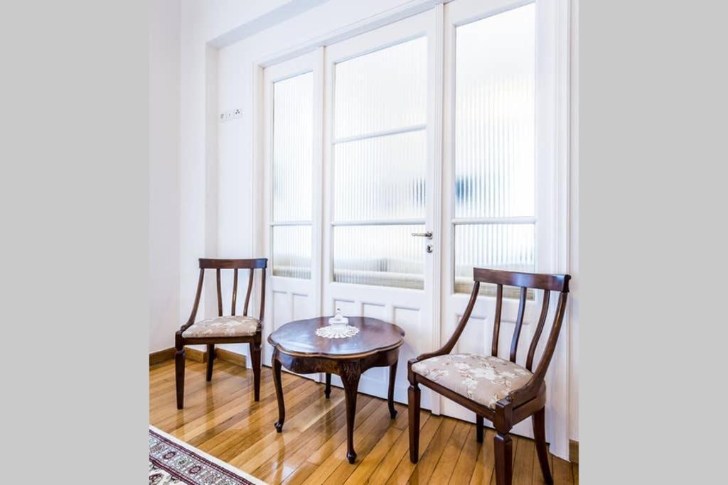 Neoclassical Apartment With 3 Bedrooms In ピレウス エクステリア 写真