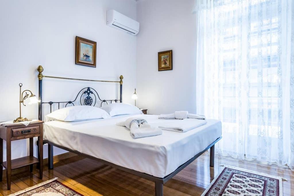 Neoclassical Apartment With 3 Bedrooms In ピレウス エクステリア 写真