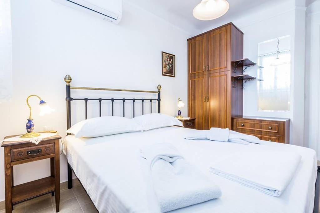 Neoclassical Apartment With 3 Bedrooms In ピレウス エクステリア 写真