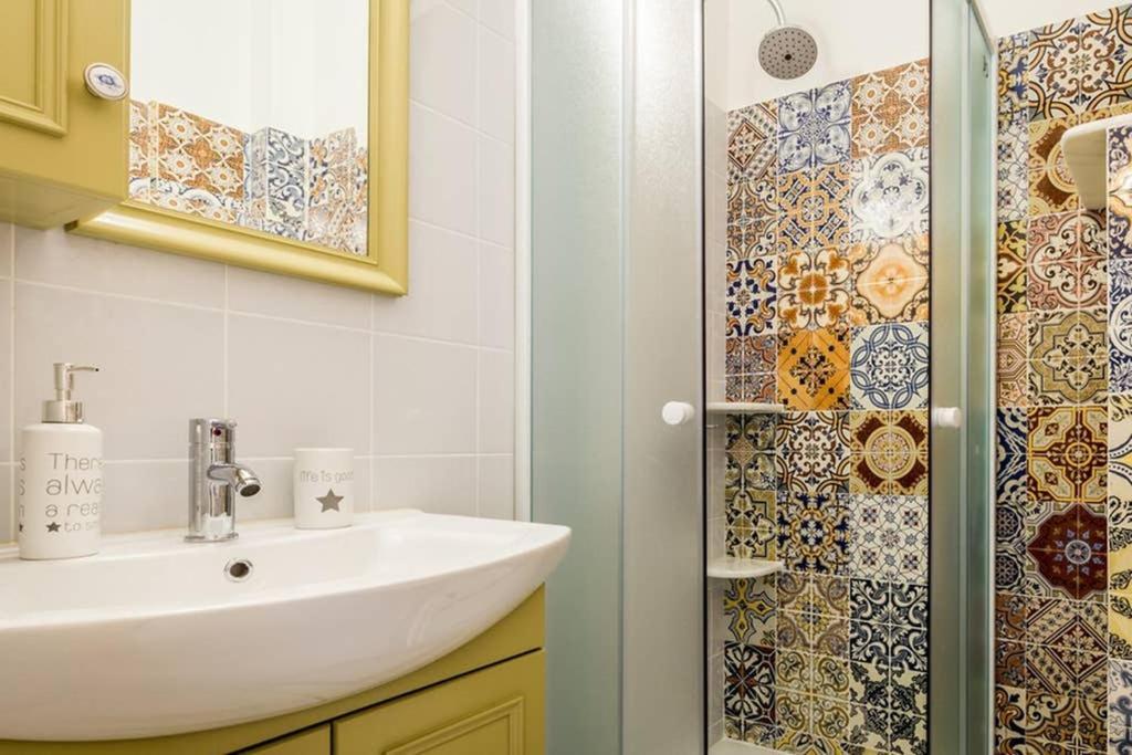 Neoclassical Apartment With 3 Bedrooms In ピレウス エクステリア 写真