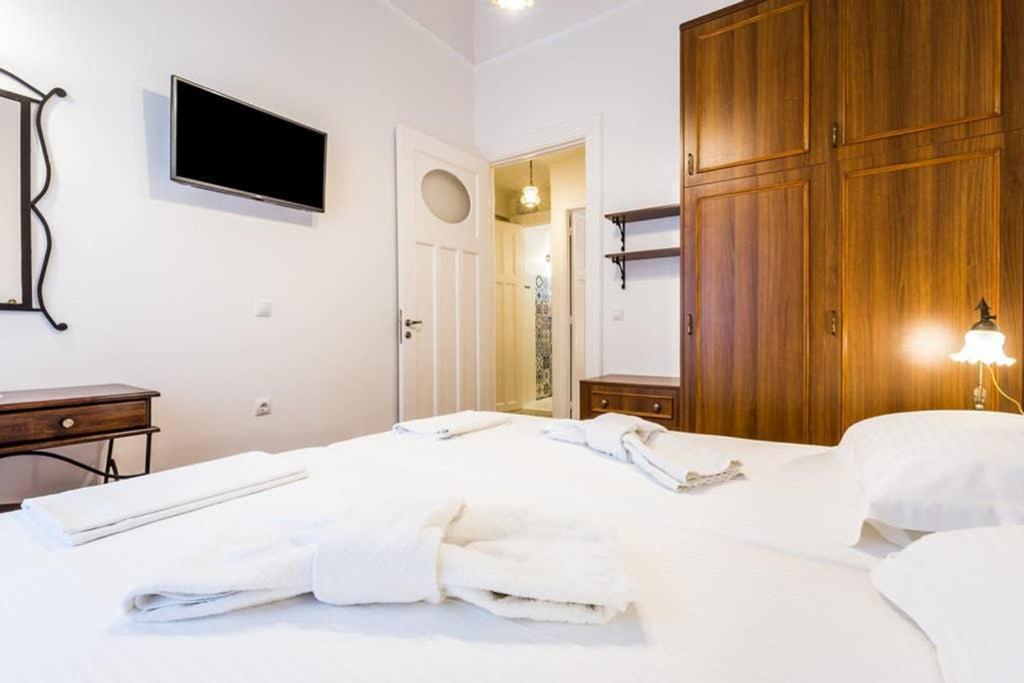 Neoclassical Apartment With 3 Bedrooms In ピレウス エクステリア 写真