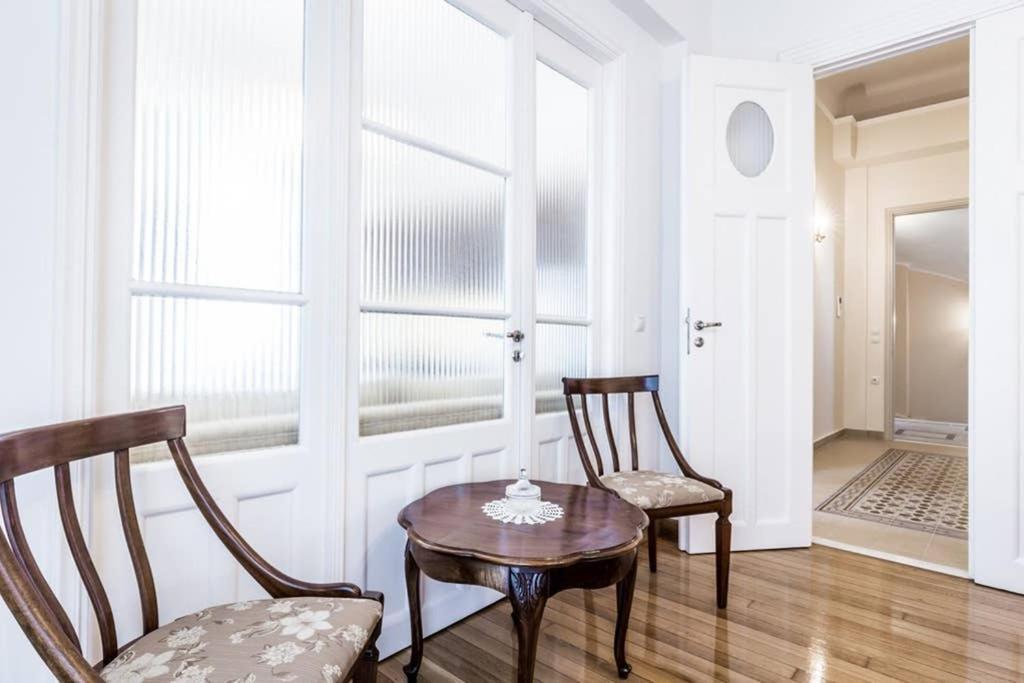 Neoclassical Apartment With 3 Bedrooms In ピレウス エクステリア 写真