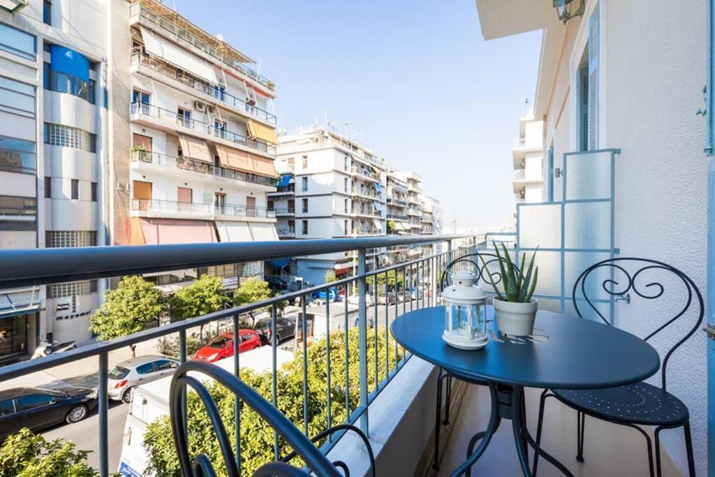 Neoclassical Apartment With 3 Bedrooms In ピレウス エクステリア 写真