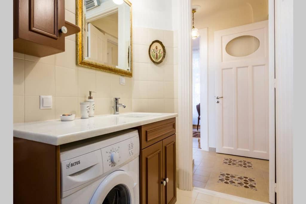 Neoclassical Apartment With 3 Bedrooms In ピレウス エクステリア 写真